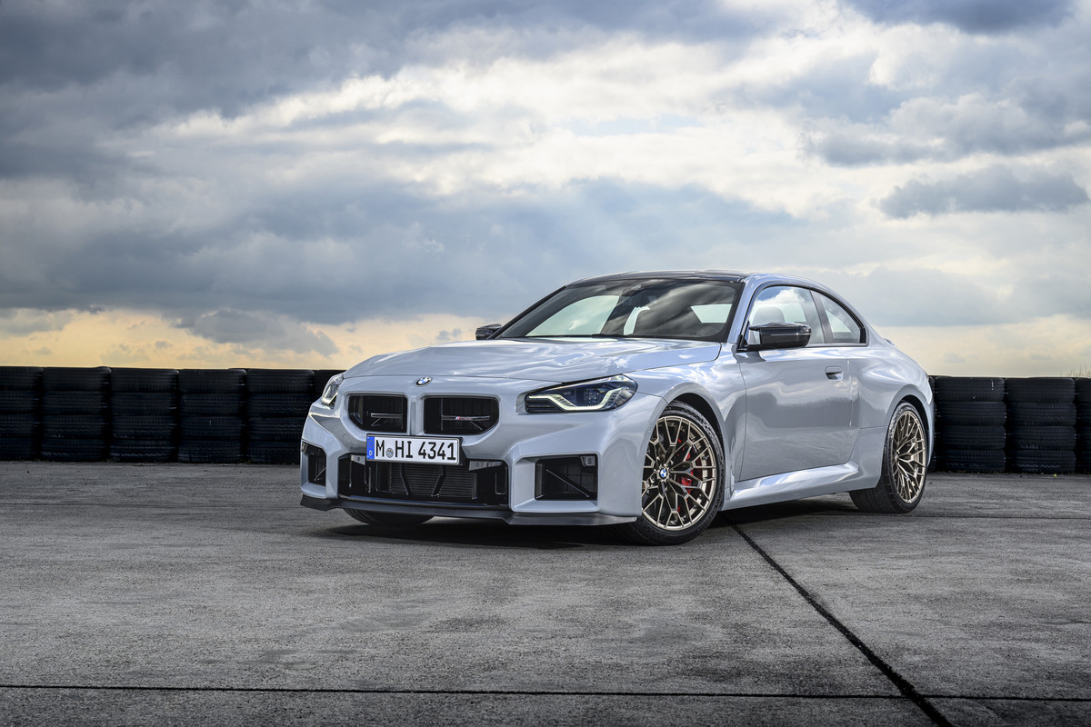 P90600877_highRes_the-new-bmw-m2-cs