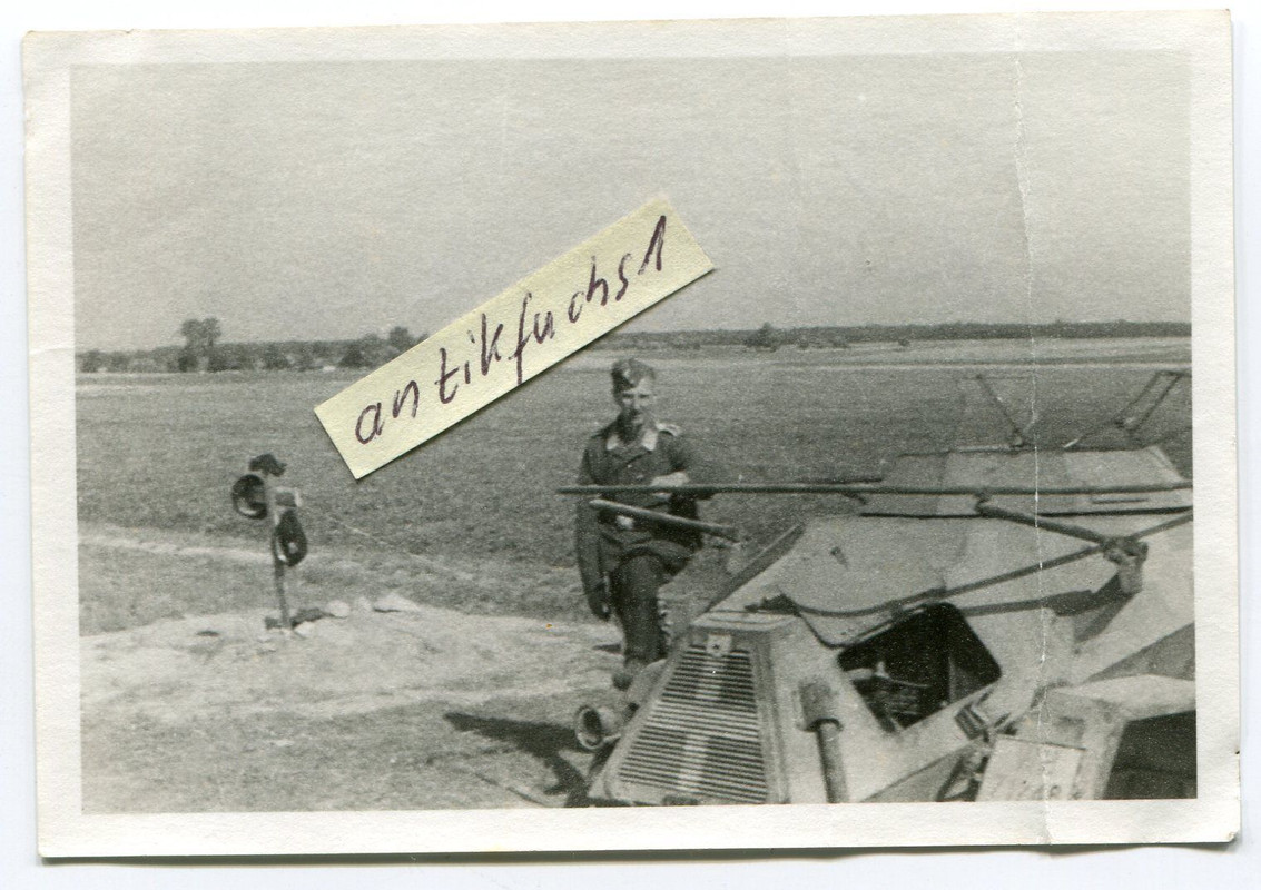 Deut.Funk-Schützen-Panzer neben Grab in Polen am
