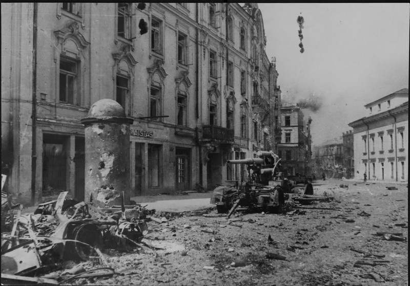 На улицах освобожденного Вильнюса немецкая разбитая техника.