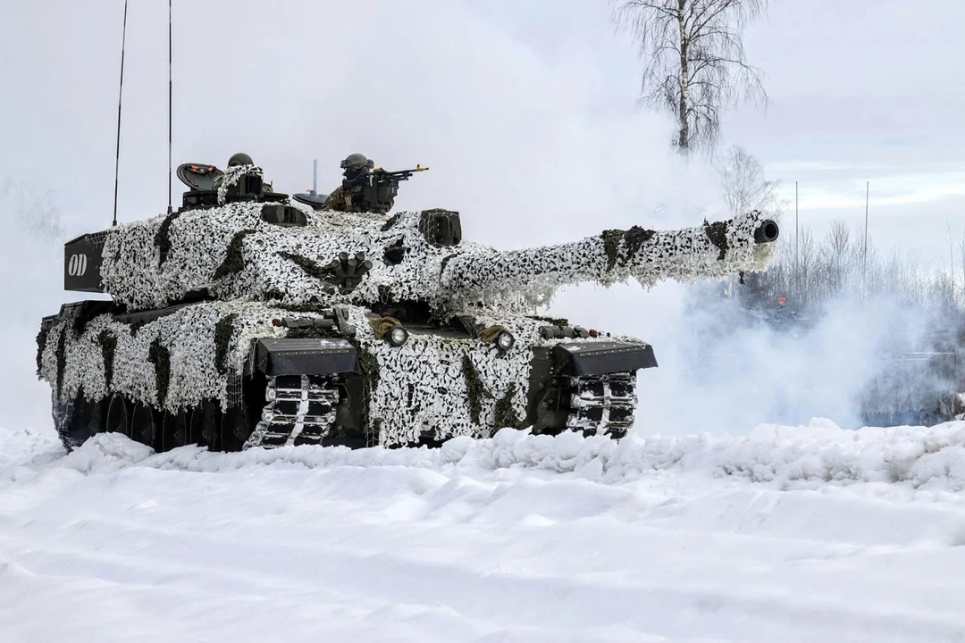 challenger-2-in-snow-camouflage-v0-az66t2v34n8d1.webp