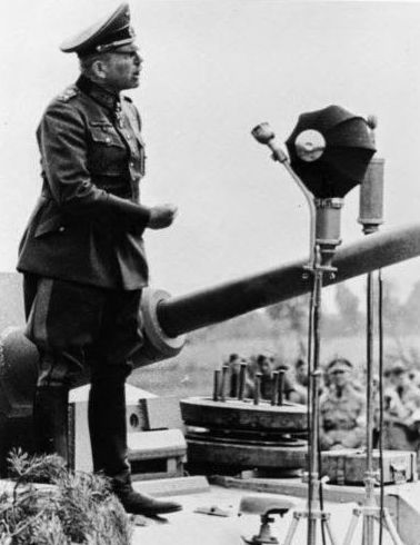 Guderian hablando para los trabajadores de la factoría Henschel