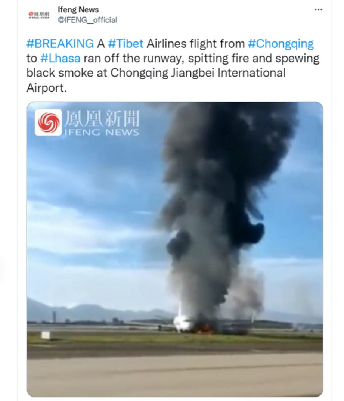 Sebuah pesawat penumpang tergelincir dan terbakar saat mencoba lepas landas di Bandara Chongqing Jiangbei, China.