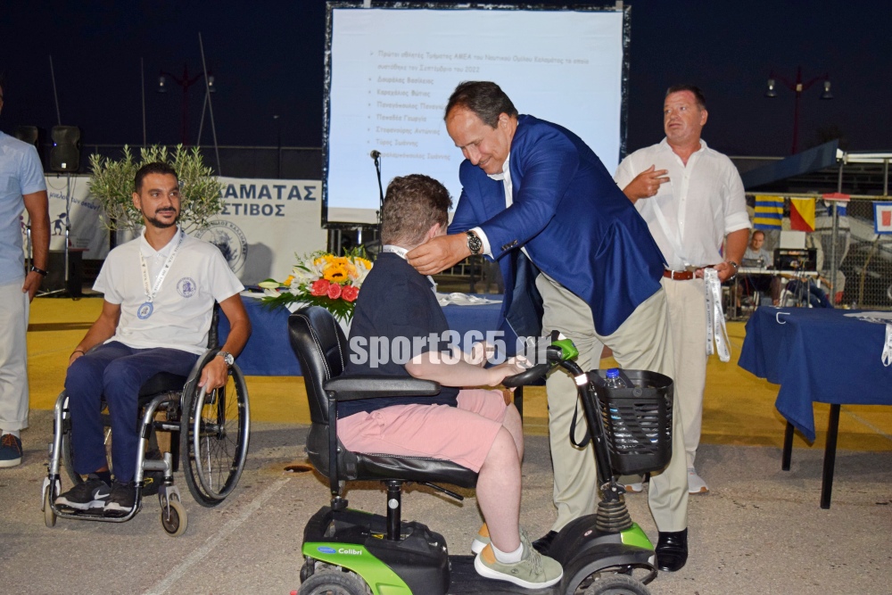 , 100 &Chi;&rho;ό&nu;&iota;&alpha; &Alpha;&theta;&lambda;&eta;&tau;&iota;&kappa;ή&sigmaf; &Pi;&rho;&omicron;&sigma;&phi;&omicron;&rho;ά&sigmaf;: &Omicron; &Nu;&alpha;&upsilon;&tau;&iota;&kappa;ό&sigmaf; Ό&mu;&iota;&lambda;&omicron;&sigmaf; &Kappa;&alpha;&lambda;&alpha;&mu;ά&tau;&alpha;&sigmaf; “&Omicron; &Pi;&omicron;&sigma;&epsilon;&iota;&delta;ώ&nu;” &gamma;&iota;ό&rho;&tau;&alpha;&sigma;&epsilon; &mu;&epsilon; &lambda;&alpha;&mu;&pi;&rho;ό&tau;&eta;&tau;&alpha; (&Epsilon;&iota;&kappa;ό&nu;&epsilon;&sigmaf; & &beta;ί&nu;&tau;&epsilon;&omicron;)