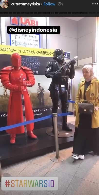 Cut Meyriska berpose dengan 