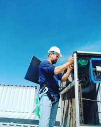 Técnico HVAC em ação