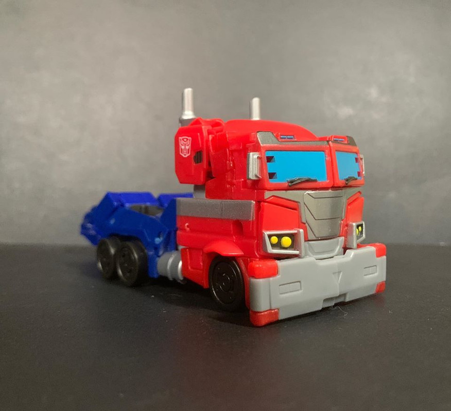 Cyberverser-Deluxe-Optimus-Prime-04