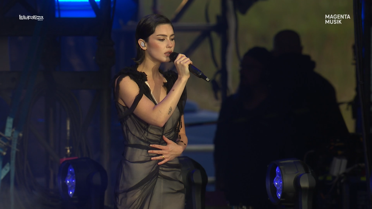 mpv-shot_GRACIE.ABRAMS-Lollapalooza.Berlin.2025.1080p.WEB-DL.AVC-Нечипорук_00_16_50_0005