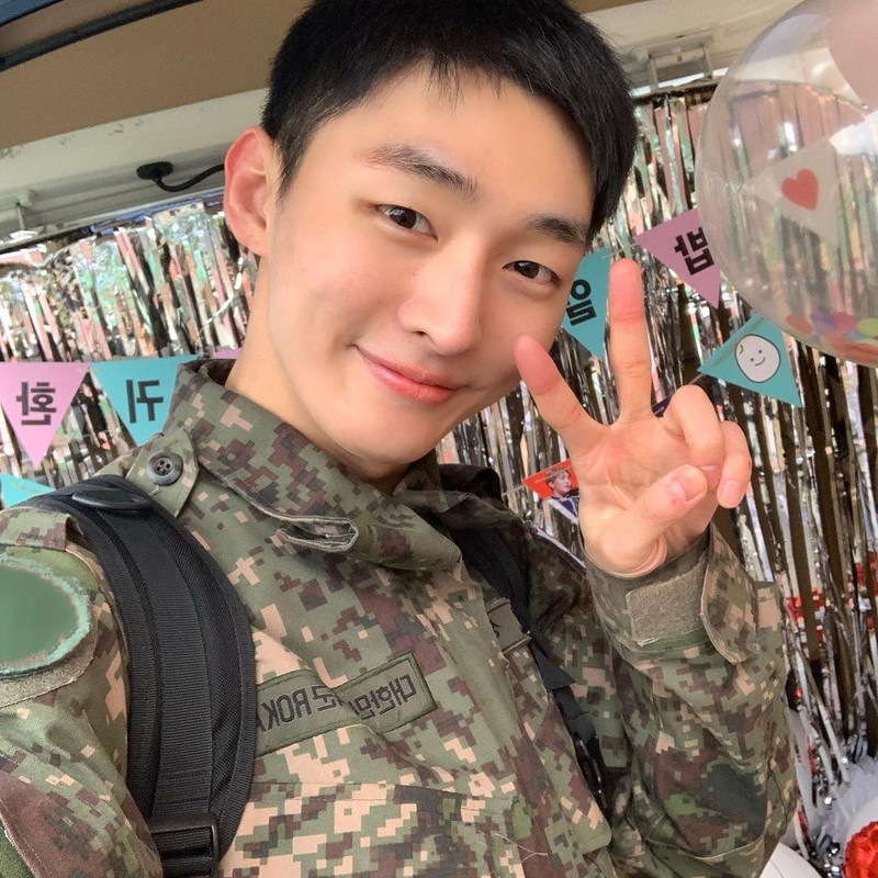 Pulang wajib militer, ini 7 potret gagah Yoon Ji-sung kenakan seragam