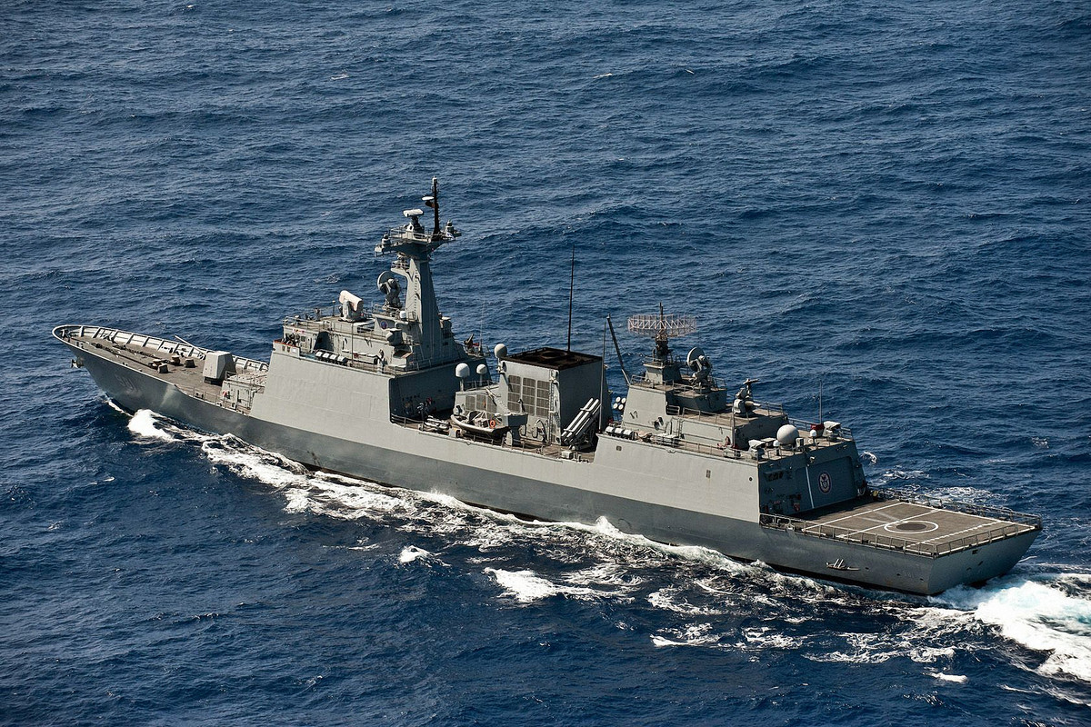 Choi Young (DDH-981) в Тихом океане во время учений RIMPAC, 13 июля 2012