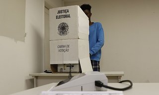 un hommes de la minorité noir votant pour son candidat favorie
