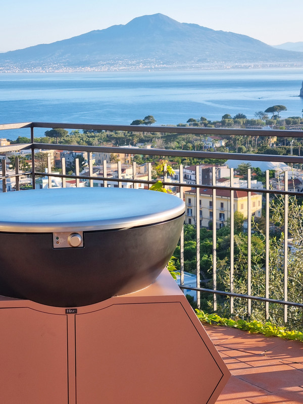 The round Qookingtable centrepiece
