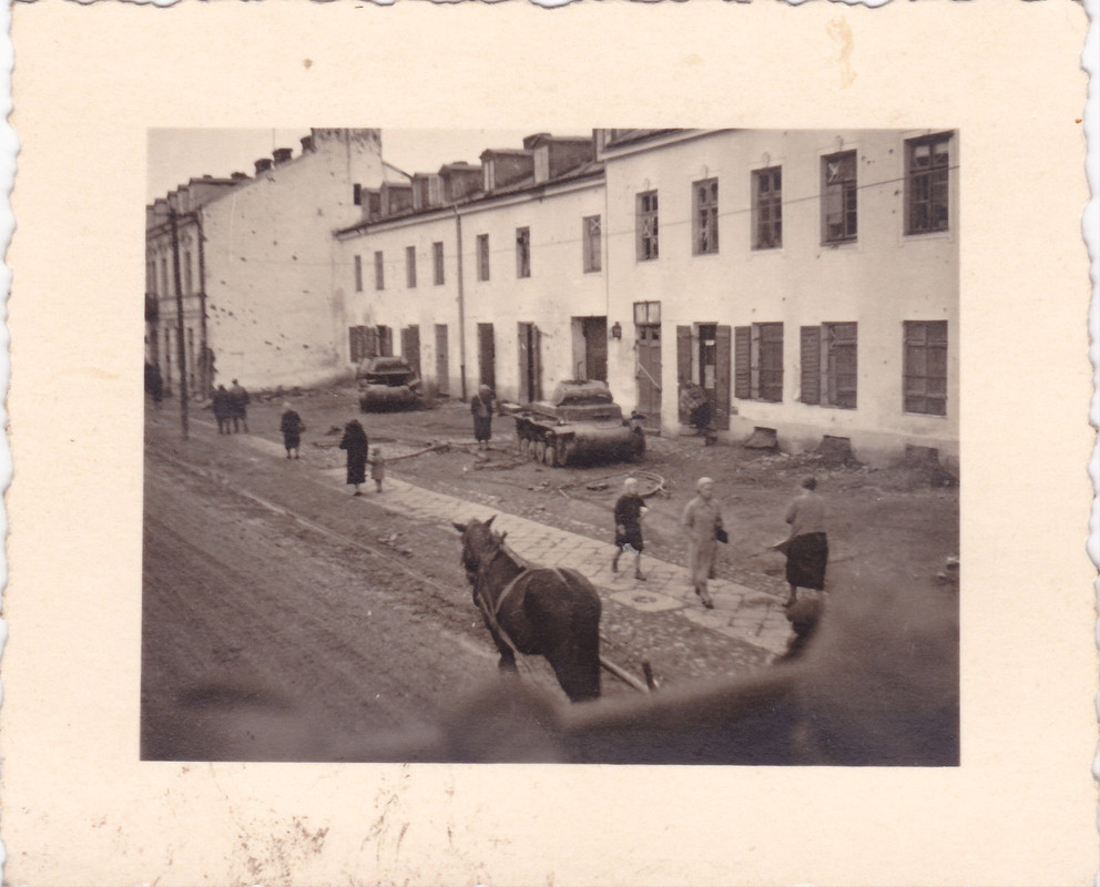 2 zerstörte Panzer 2 P II in einem poln Dorf - Panzer Abt 65 Polen 1939