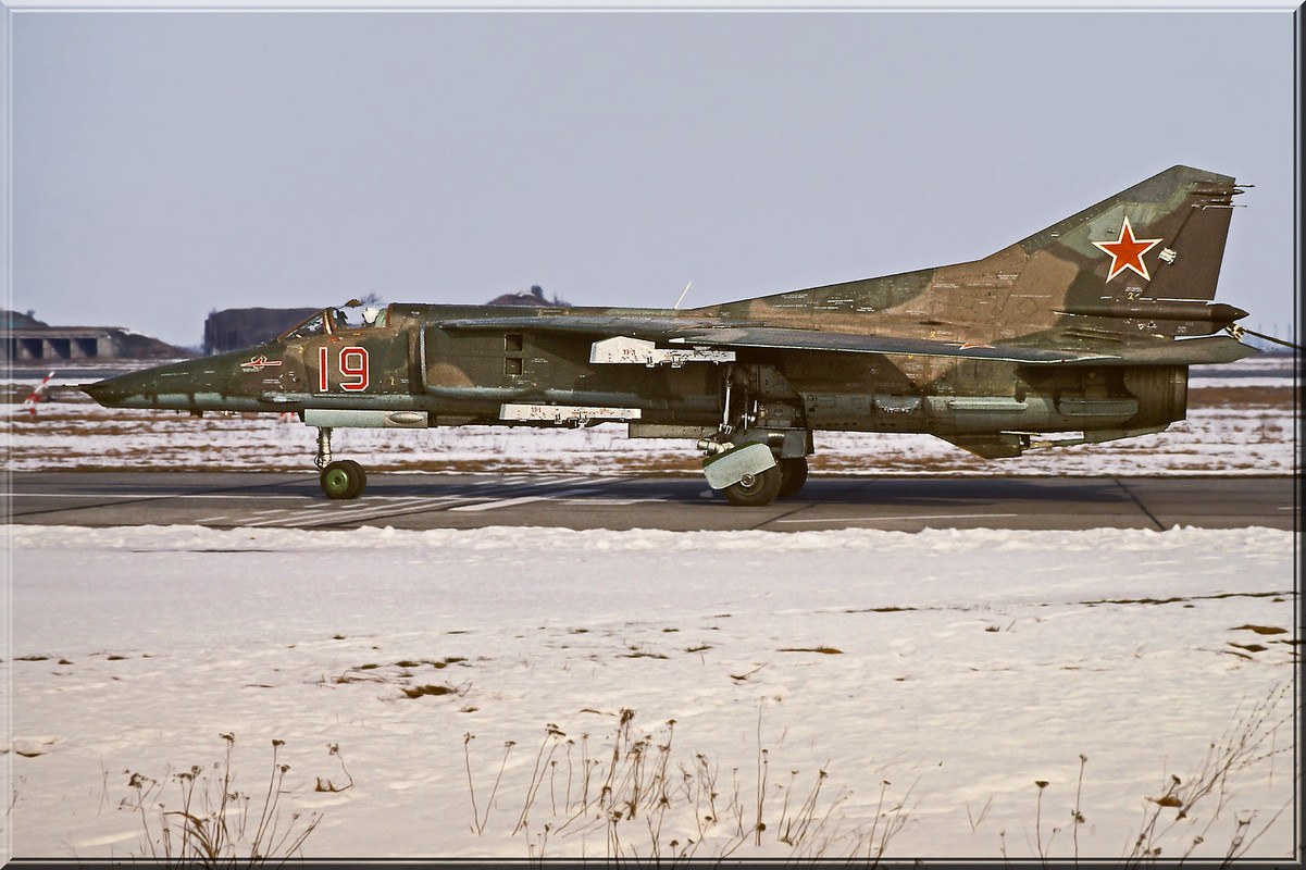 296 APIB Mig-27M 19 Red_ 83712538888, Winter 1992-1993