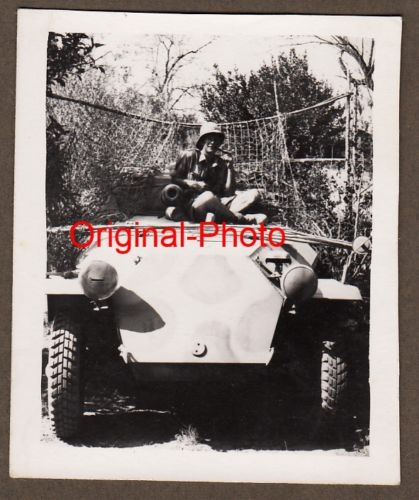 Panzer Halbkette Geschütz getarnt in Griechenlan