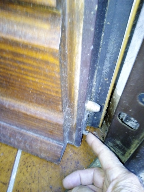 Porta ingresso perno comando discesa lama