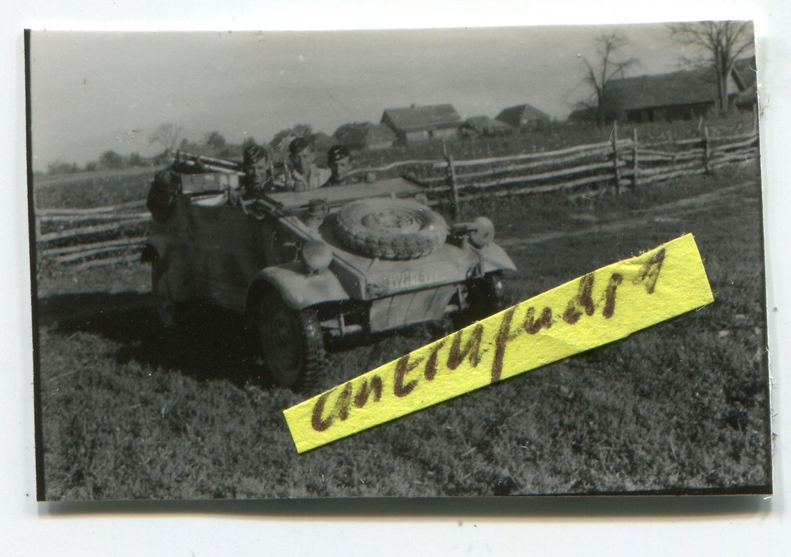 VW-Kübelwagen einer Panzer-Einheit an der Front im 2.WK