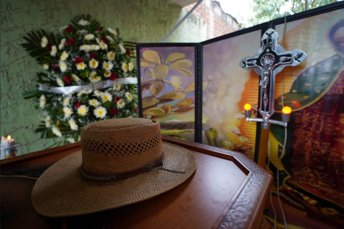 Familiares de Hipólito Mora exigen justicia; hermano podría tomar las armas