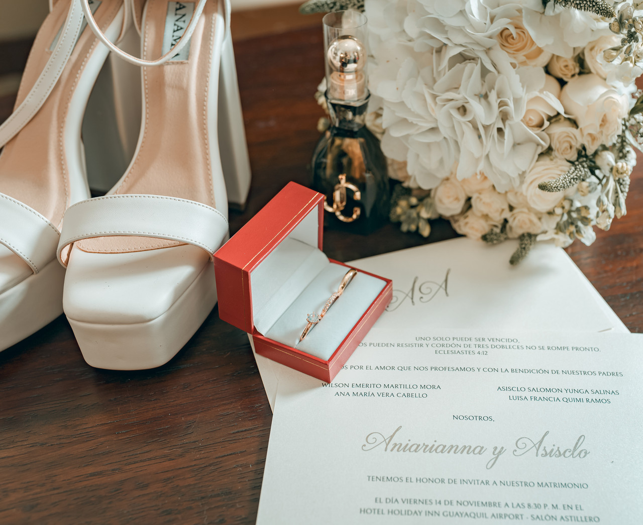 Invitación de la boda, anillo, flores y zapatos