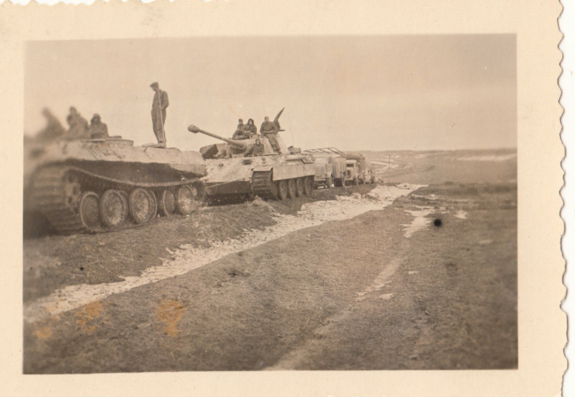 Foto 2.WK - deutscher Panzer - Panther wird von Bergepanther abg