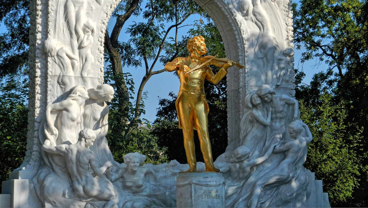 goldjoannestrauss.jpg