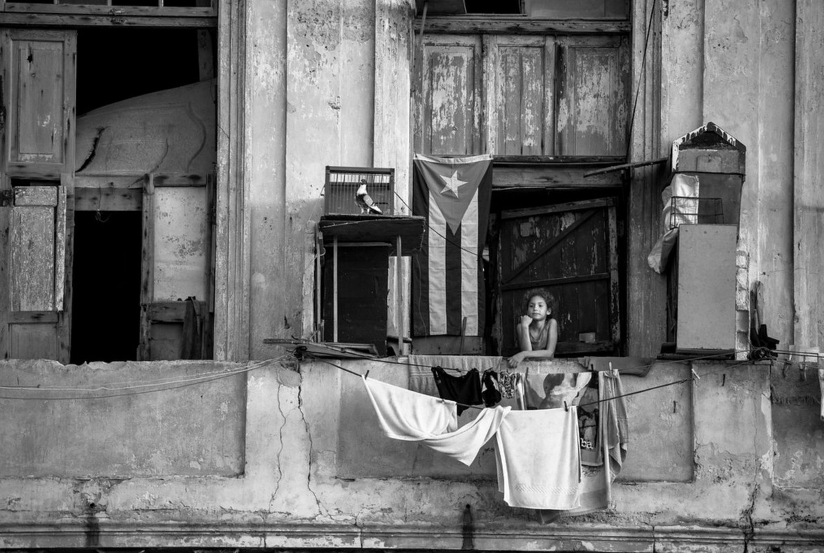 balcknwhite-washing-girl-havana-cuba.jpg