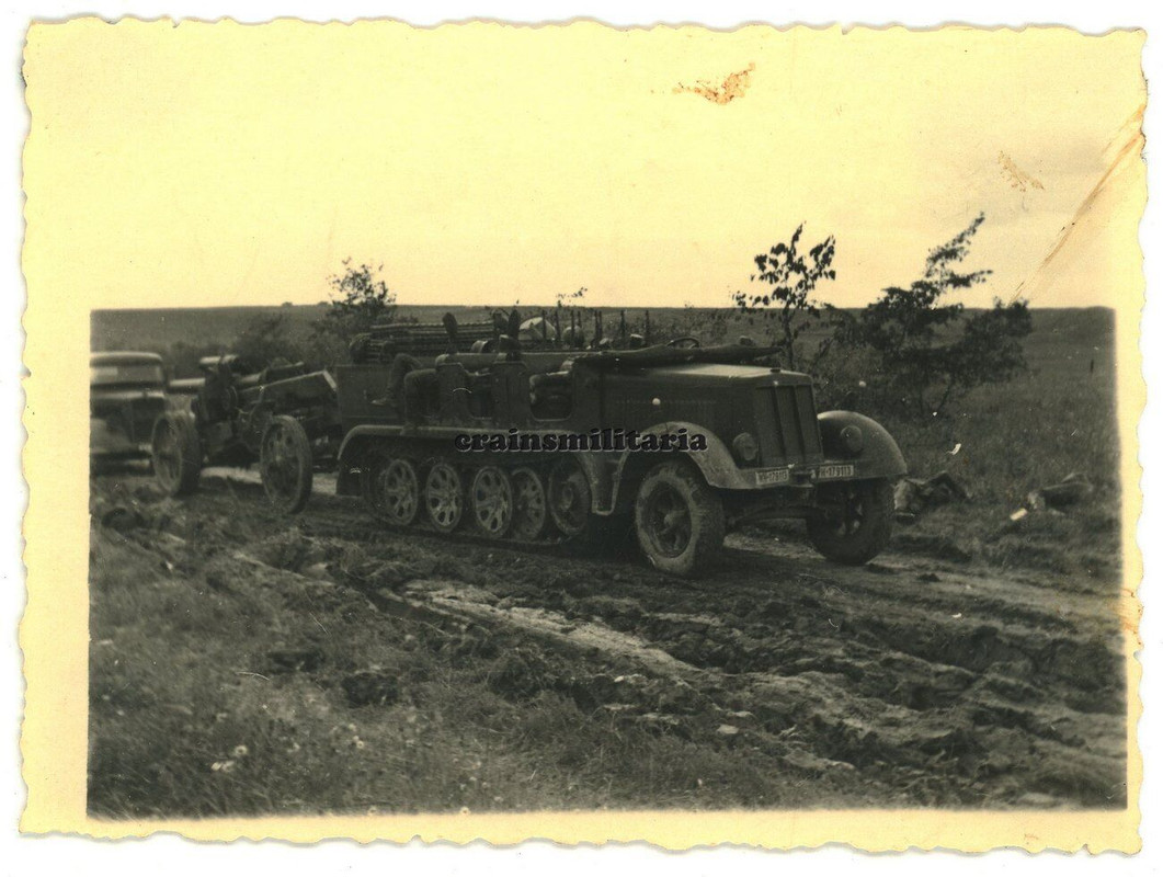 Orig. Foto SdKfz Halbkette mit Artillerie Geschütz A.R.818 in Frankreich 1940