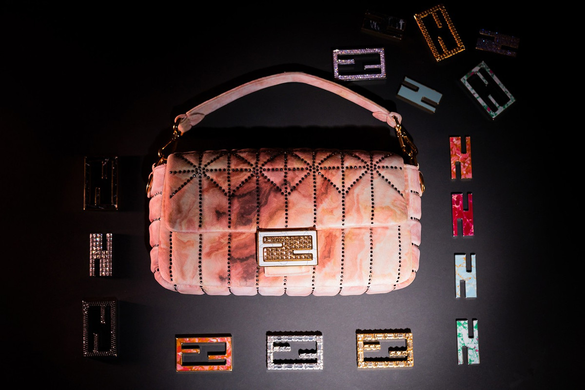 Fendi, la Baguette personalizzata per Natale 2021 Fendi, la Baguette personalizzata per Natale 2021
