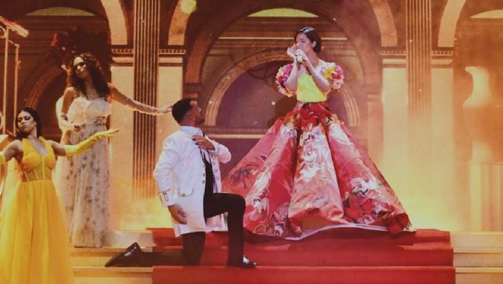 Angela Aguilar estrena canción de decepción vestida de Cenicienta