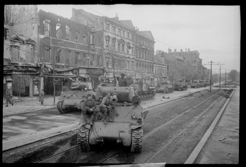 1-й Белорусский фронт. Колонна танков Шерман и самоходных артиллерийских установок СУ-100 на одной и