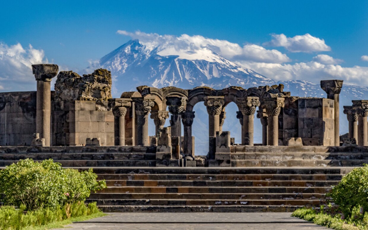 نمایی از دریاچه سِوان؛ محبوب‌ترین مقصد طبیعی نزدیک ایروان