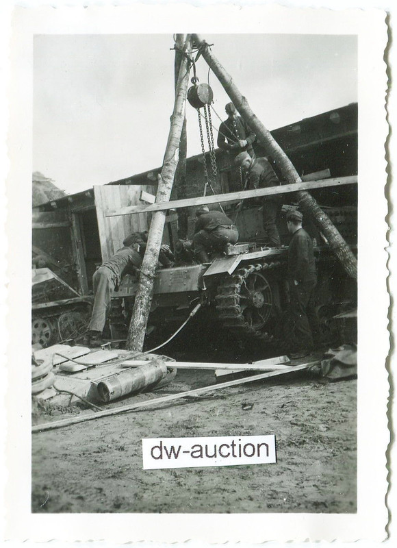 Sturmgeschütz bei Motorwechsel mit Kran (1)