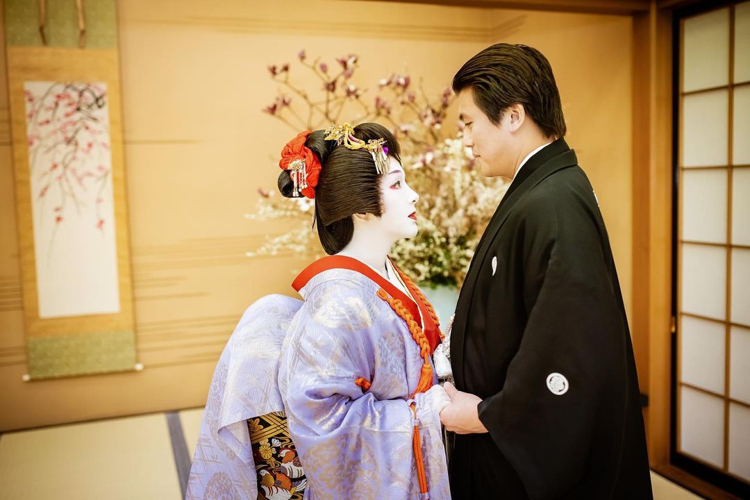 Syahrini dan Reino Barrack berdandan ala orang Jepang untuk merayakan anniversary pernikahan mereke ke-2
