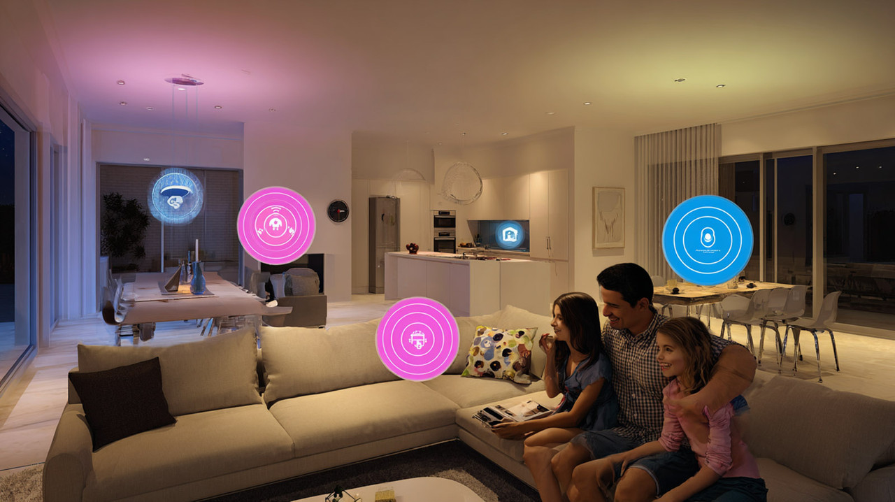 семья в умном доме