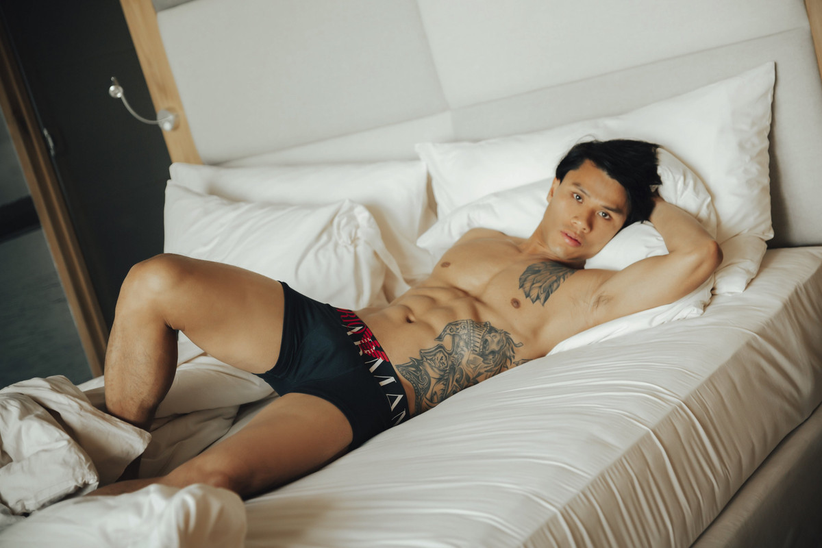 MODEL - Chàng trai xăm mình với gương mặt chữ điền