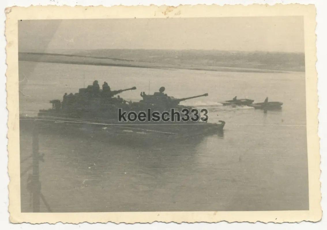 Foto Panzer IV der Wehrmacht auf einer Fähre über den Dnepr in Russland (1)
