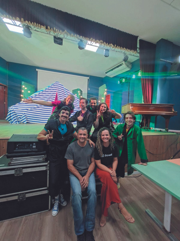 O diretor escola Arnulpho Mattos, Paulo Santos, com a assessora de Desenvolvimento do Cooperativismo da Sicredi Serrana, Thais Souza, e o elenco da peça teatral “#Juntos”