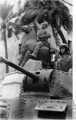 Desfile frente al general Rommel en Tripolis. En el fondo una estatua ecuestre del Duce. Marzo de 1941 Desfile frente al general Rommel en Tripolis. En el fondo una estatua ecuestre del Duce. Marzo de 1941