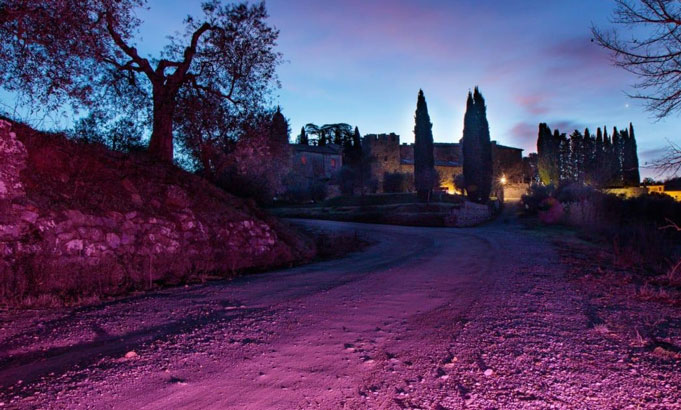 Un tratto di strada bianca alle porte di Rapolano Terme illiuminato di rosa (www.comune.rapolanoterme.si.it)