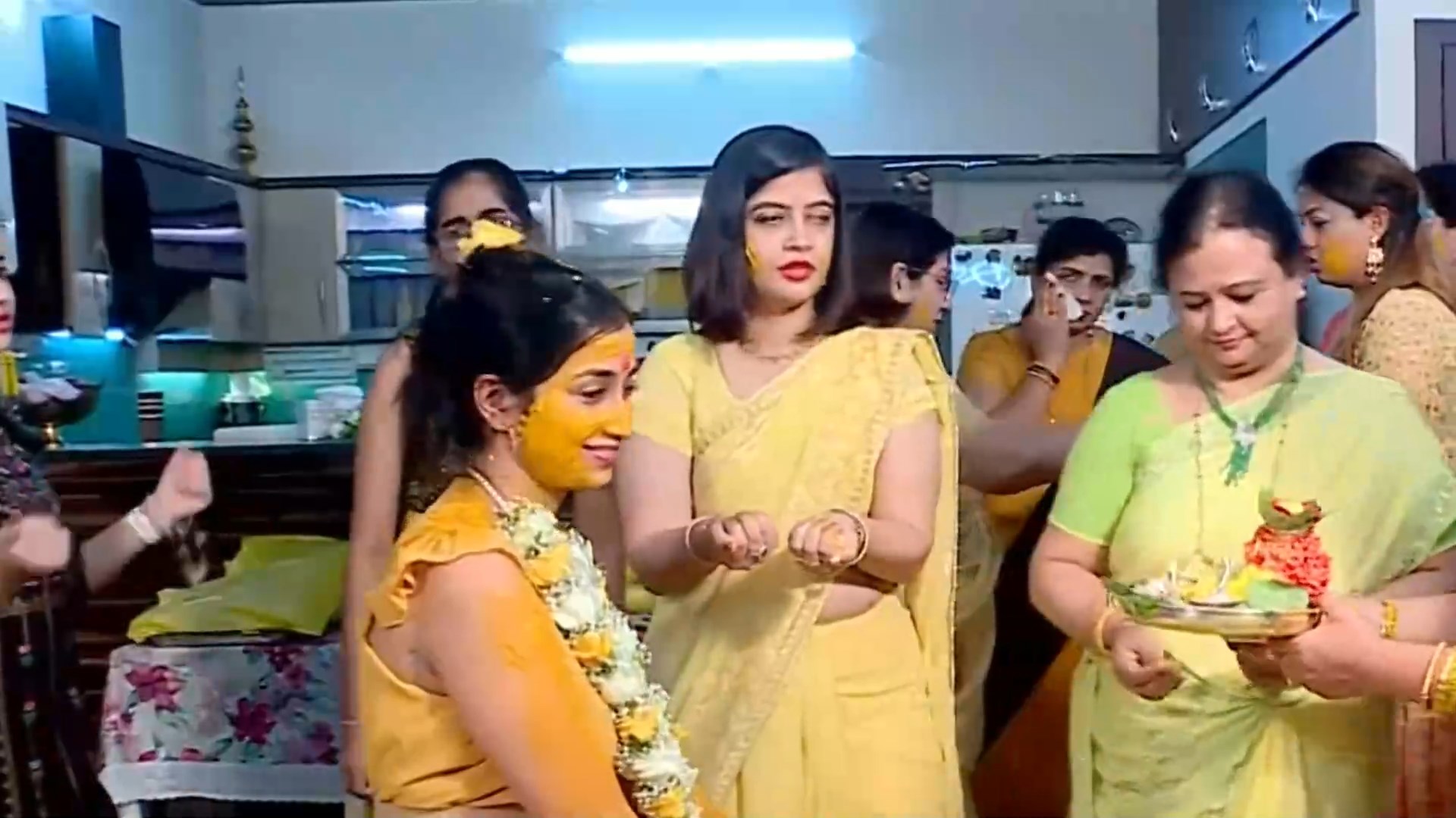 Chubby Kannadiga aunties boobs and navel from wedding mkv snapshot 01 11  366 — Postimages