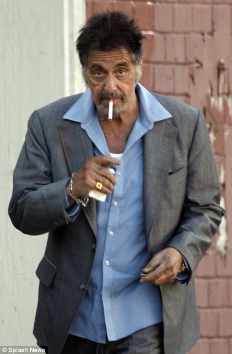 Al Pacino sigara içerken (veya esrar)
