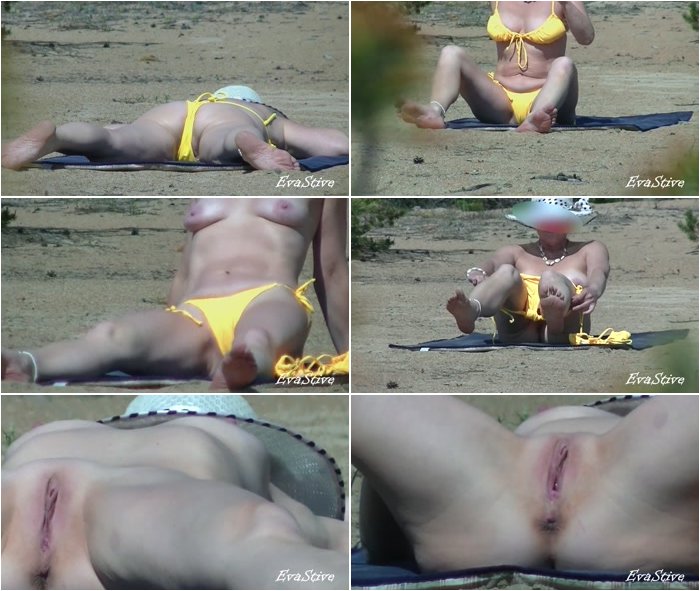 Mom-undresses-on-the-beach-thinking-that-no-one-sees-her-3.jpg