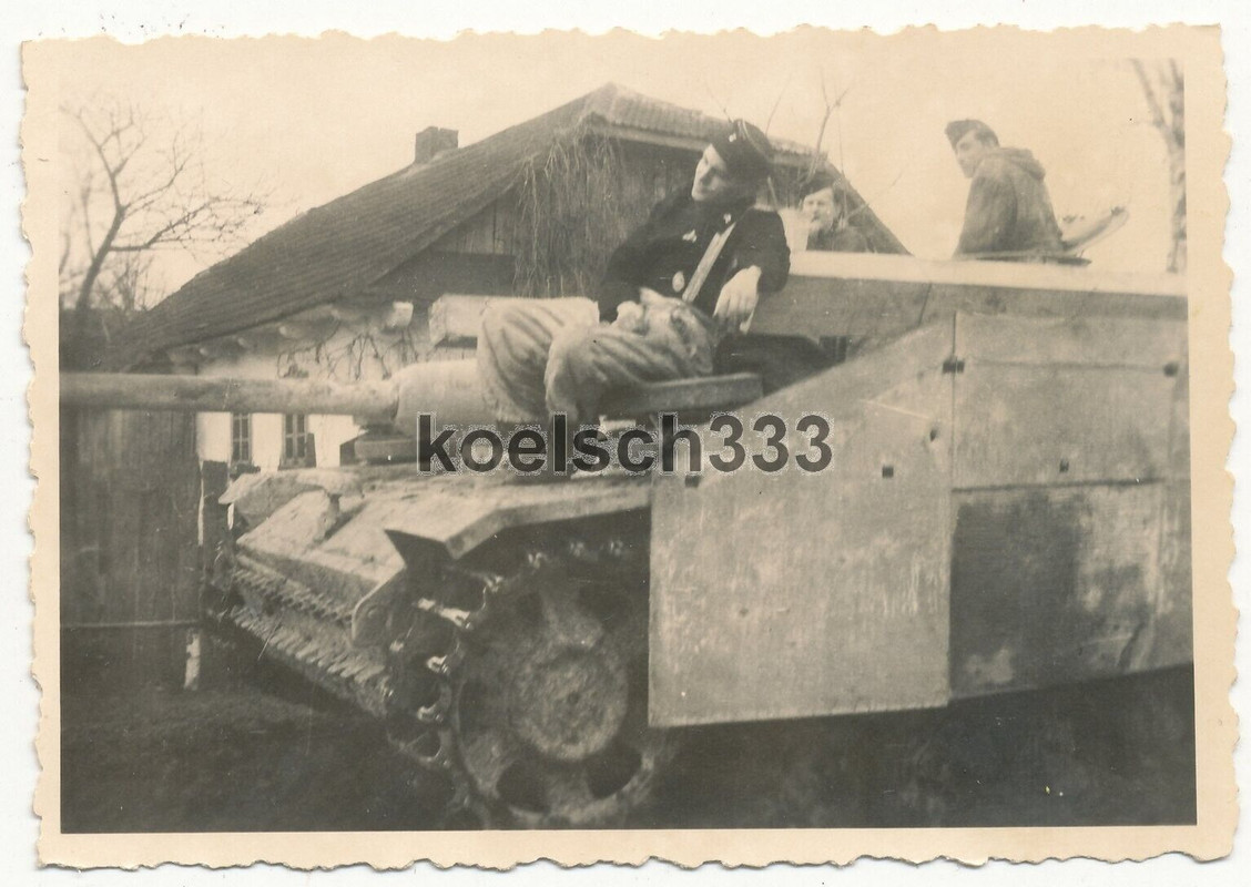 Foto Sturmgeschütz Panzer Abteilung Ostfront 1944 StuG Chef Ob.Ltn. Rehberger !