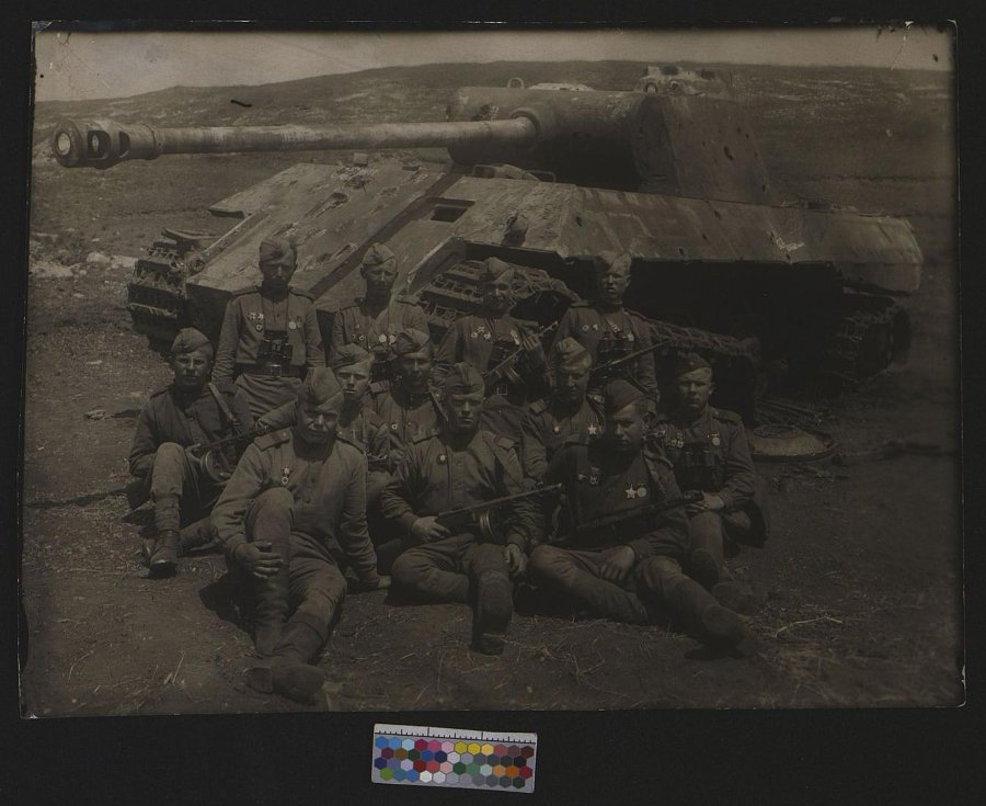 Лучшие артиллеристы - истребители танков у подбитого немецкого танка во время практических занятий 3