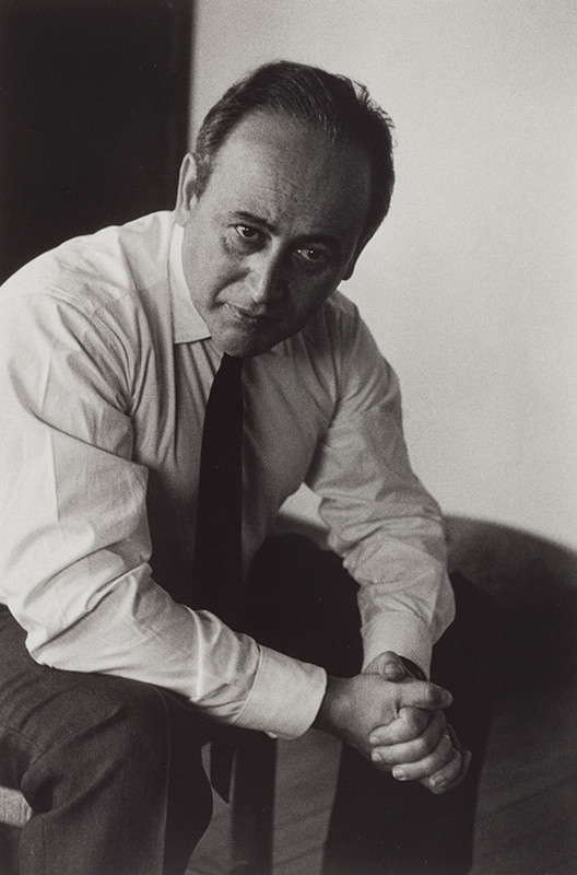 Paul-Celan-resting-on-his-knees-1970