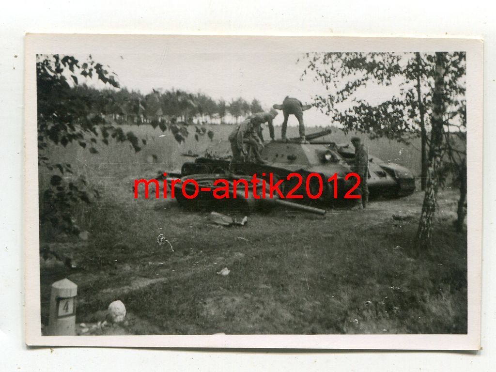 (li)_Foto, Wehrmacht, zerstörter Panzer der Russen, T-34, Nahaufnahme, Russland, to