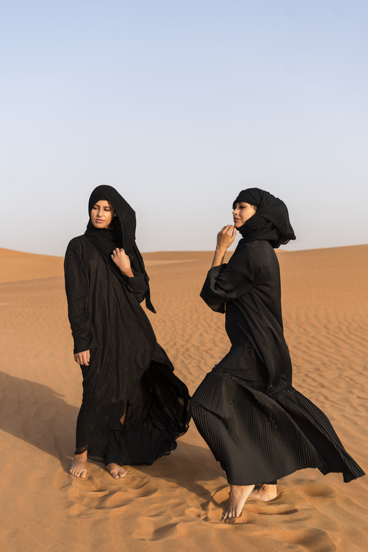 C:\Users\lenovo\Pictures\Saved Pictures\muslim woman\women-wearing-hijab-desert.jpg
