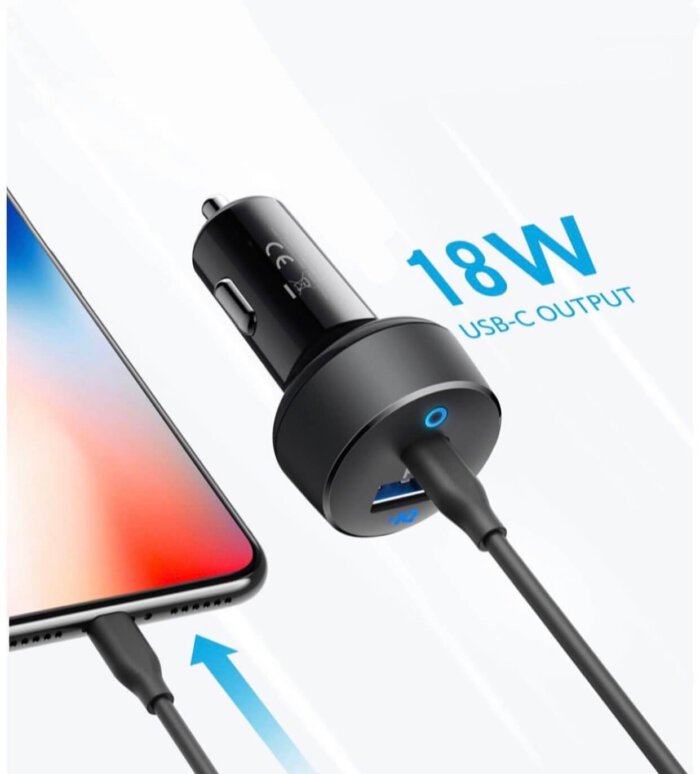 Un cargador de coche Anker de doble puerto, mostrando las entradas USB-C y USB-A, conectado a la toma de corriente del vehículo.
