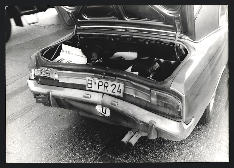 back side 2 Fotografien Auto Opel Kadett Coupe mit Kennzeichen Berlin