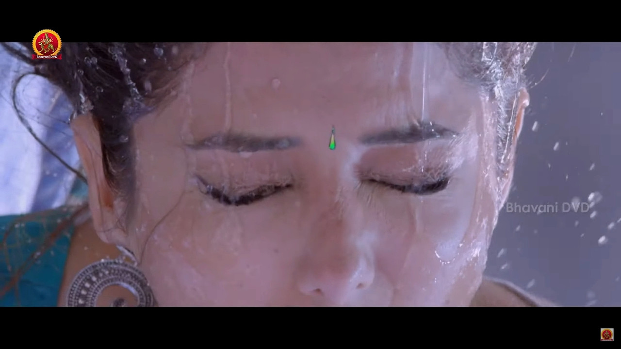 Sonia Mann Hot Navel Song From Dhee Ante 1080p.mp4_snapshot_01.58_[2020.11.21_22.34.27]