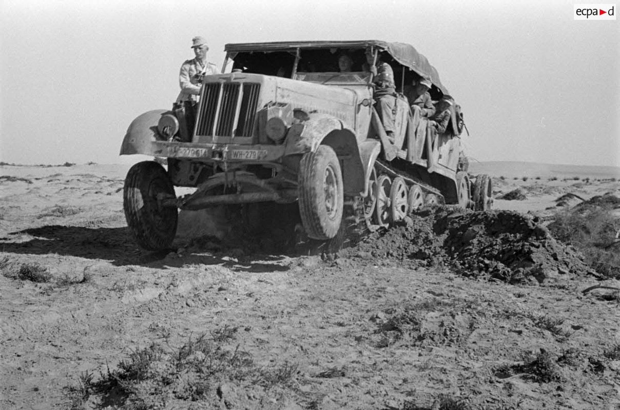 Le semi-chenillé SdKfz-7 tracte le canon de 10 cm Kanone 18 (7)
